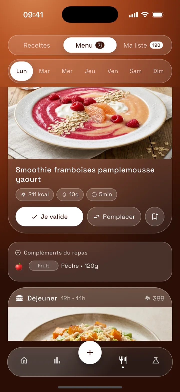 Écran menu d'Anawiri : smoothie framboises pamplemousse yaourt 211 kcal et 10 g de protéines, bouton Je valide ou Remplacer, compléments du repas, puis déjeuner à 388 kcal